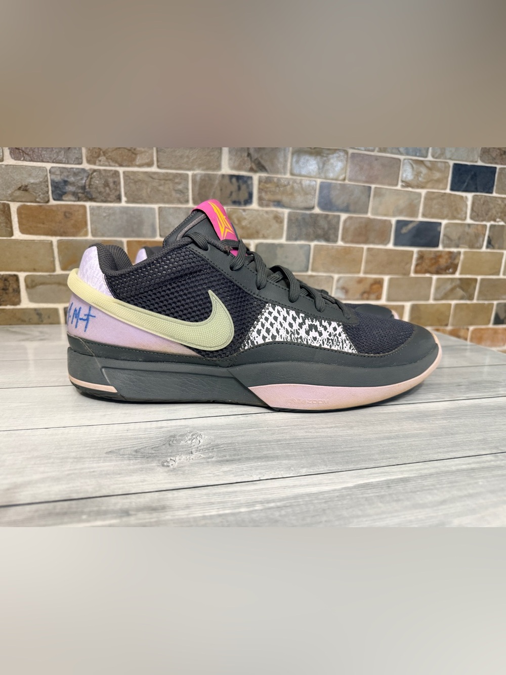 Nike Women's Black and Pink Low-Top Athletic Sneakers
